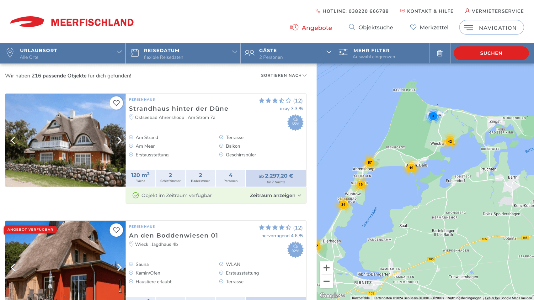 Desktop Screenshot: Eine Ergebnisseite mit zwei Teasern von Ferienobjekten und einer großen Karte daneben, die direkt anzeigt wo die Ferienhäuser liegen.