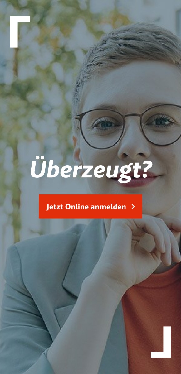 Screenshot im Mobiltelefon-Format. Portraitfoto einer jungen Frau mit Kurzhaarfrisur und runder Brille, die in die Kamera lächelt. Über dem Foto liegt eine dunkelblaue, transparente Farbfläche. Mittig auf dem Screenshot steht die Headline "Überzeugt?". Darunter ist ein signalroter CTA-Button platziert, der zur Online-Anmeldung weiterleitet.