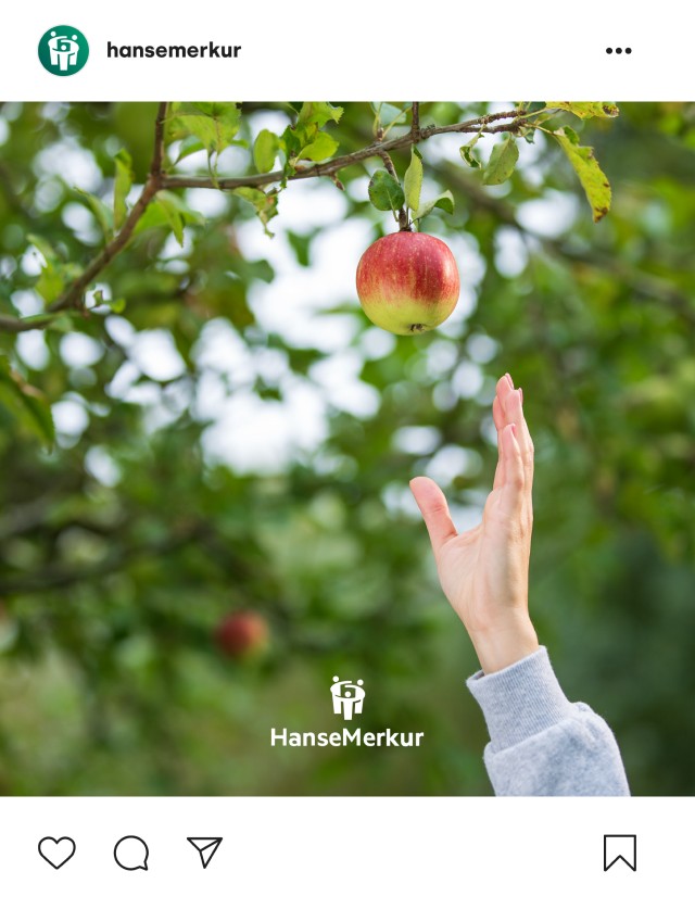 Mobile Screenshot vom HanseMerkur Video: Eine Hand f´greift nach einem Apfel am Baum.