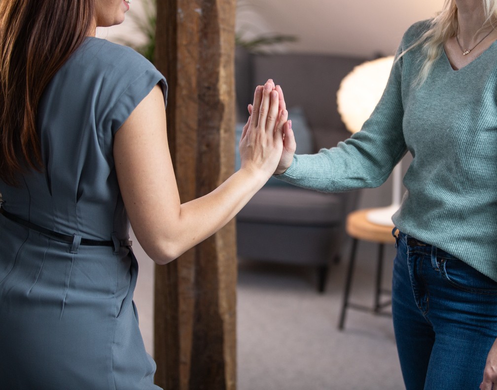 Zwei Frauen machen High-five.