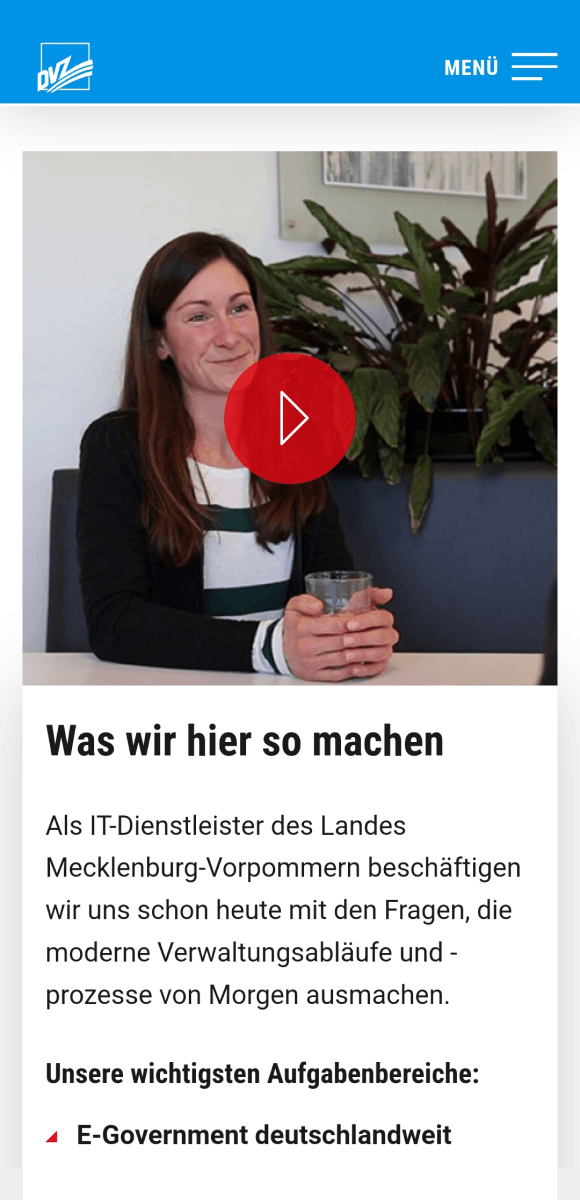 Mobile-Screenshot der Karrierewebsite des DVZ, einem IT-Dienstleister, mit dem Titel "Was wir hier so machen". Das Startbild des dargestellten Videos zeigt eine lächelnde Frau, die an einem Tisch sitzt und ein Glas hält. Der Text darunter erklärt die Aufgabenbereiche von DVZ, darunter E-Government deutschlandweit.