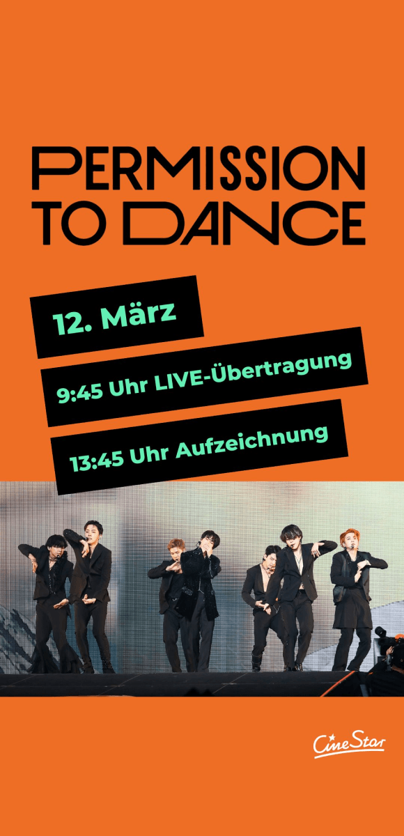 Werbung für "Permission to Dance" Event bei CineStar: Termin am 12. März, 9:45 Uhr LIVE-Übertragung, 13:45 Uhr Aufzeichnung. Bild zeigt eine Gruppe von Künstlern in schwarzen Outfits auf der Bühne. Orangefarbener Hintergrund mit CineStar Logo unten rechts. Perfekt für Fans, die das Konzert im Kino erleben möchten.