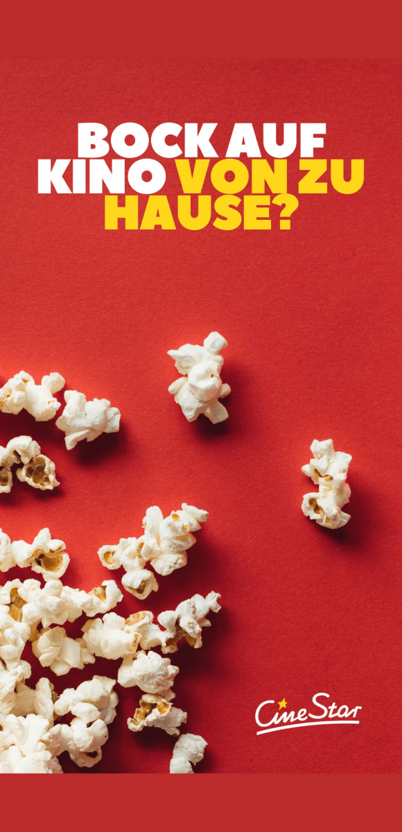 Werbung von CineStar: Text "Bock auf Kino von zu Hause?" auf rotem Hintergrund. Abgebildet sind verstreute Popcornstücke und das CineStar-Logo unten rechts. Aufforderung an Kinofans, das Kinoerlebnis zu Hause zu genießen.
