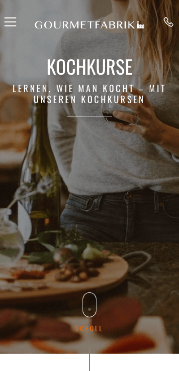 Webseite der Gourmetfabrik: Werbung für Kochkurse. Hintergrundbild zeigt eine Person in Jeans und grauem Pullover, die ein Glas Wein hält. Im Vordergrund sind Zutaten und Küchenutensilien auf einem Tisch zu sehen. Text: "Kochkurse - Lernen, wie man kocht – mit unseren Kochkursen." Einladende Möglichkeit, kulinarische Fähigkeiten zu verbessern.
