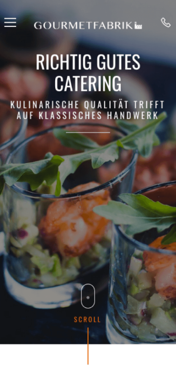 Webseite der Gourmetfabrik: Werbung für Catering-Dienstleistungen. Hintergrundbild zeigt elegante Gläser mit kunstvoll angerichteten Speisen, darunter Garnelen und frische Salatblätter. Text: "Richtig gutes Catering - Kulinarische Qualität trifft auf klassisches Handwerk." Hervorragende Wahl für hochwertige kulinarische Events.