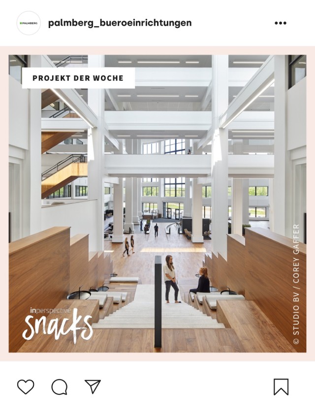Instagram-Beitrag von palmberg_bueroeinrichtungen mit einem großen, modernen Bürogebäude, offenem Grundriss und hölzernen Treppen, mit dem Text 'Projekt der Woche'