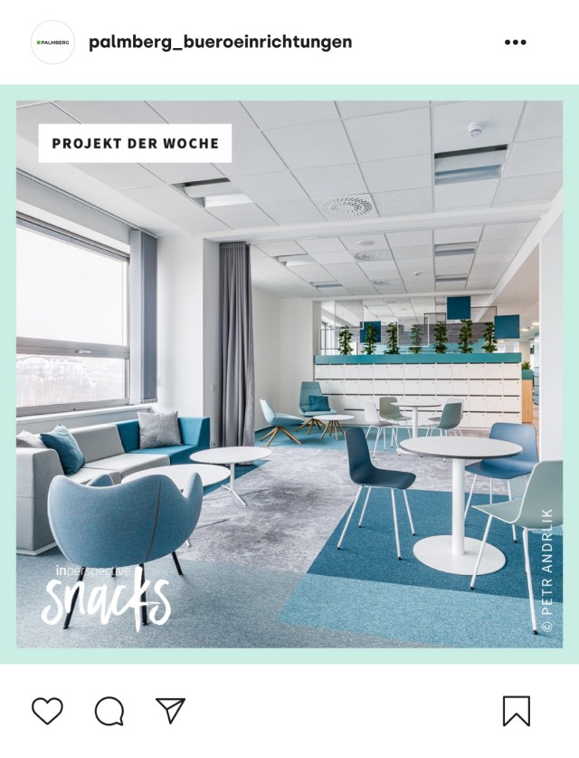Instagram-Beitrag von palmberg_bueroeinrichtungen mit einem modernen Bürobereich in Blau- und Grautönen, mit Sitzgelegenheiten und Tischen, sowie dem Text 'Projekt der Woche'.