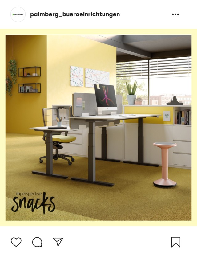 Instagram-Beitrag von palmberg_bueroeinrichtungen mit einem Bild von einem modernen Büro mit höhenverstellbaren Schreibtischen und ergonomischen Stühlen, gestaltet in einem gelben Farbschema, unter dem Titel 'snacks'.