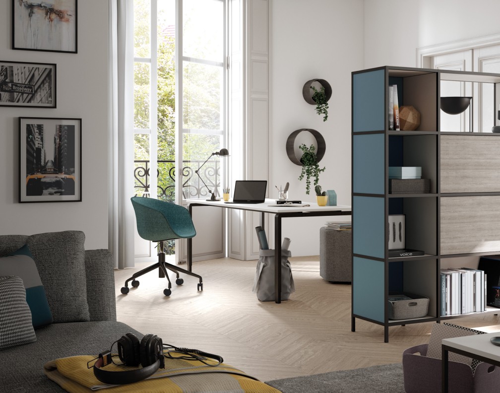 Modern eingerichtetes Homeoffice mit einem Schreibtisch, ergonomischem Stuhl, Raumteiler und gemütlichem Wohnbereich in einem hellen Raum mit großen Fenstern.