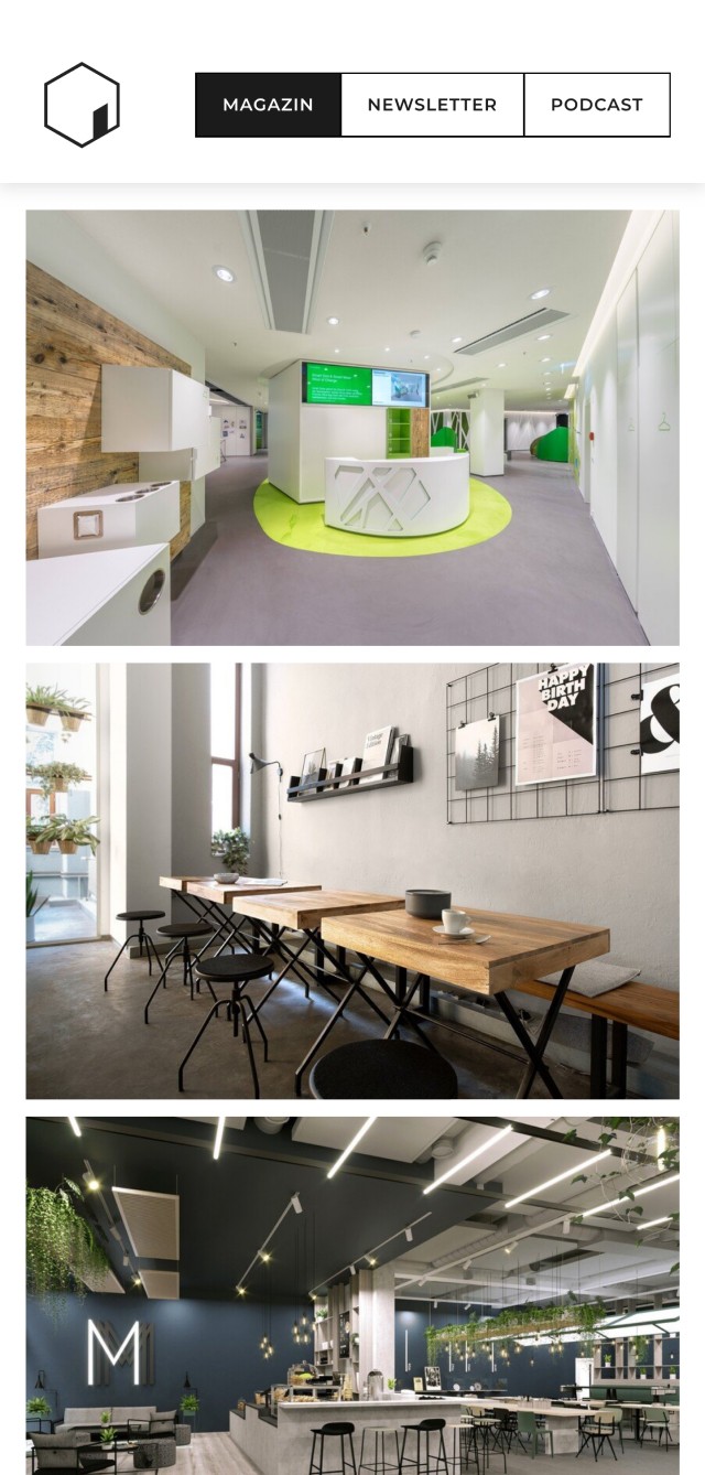 Drei verschiedene Büro- und Arbeitsbereich-Designs mit modernen, stilvollen Möbeln und grünen Akzenten, dargestellt auf einer Webseite mit den Optionen Magazin, Newsletter und Podcast.