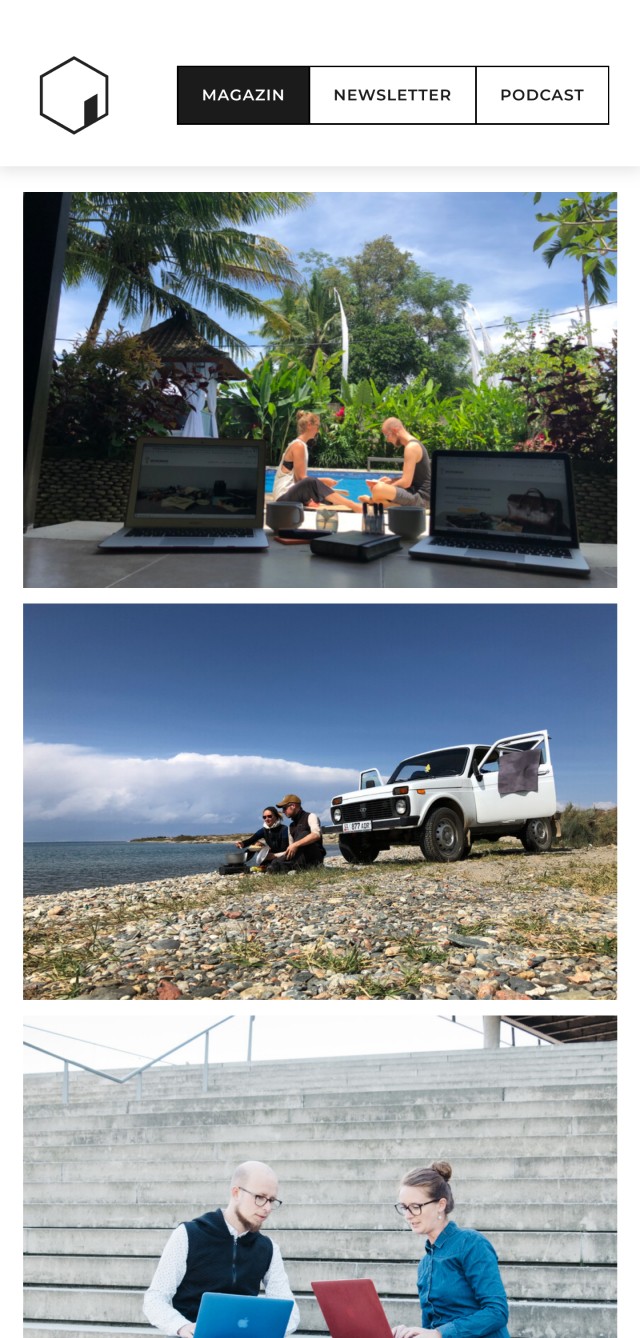 Drei Szenen von Arbeitsbereichen im Freien: zwei Laptops an einem tropischen Pool, zwei Personen bei der Arbeit am Strand neben einem Geländewagen, und zwei Personen mit Laptops auf einer Treppe in einer städtischen Umgebung, dargestellt auf einer Webseite mit den Optionen Magazin, Newsletter und Podcast.