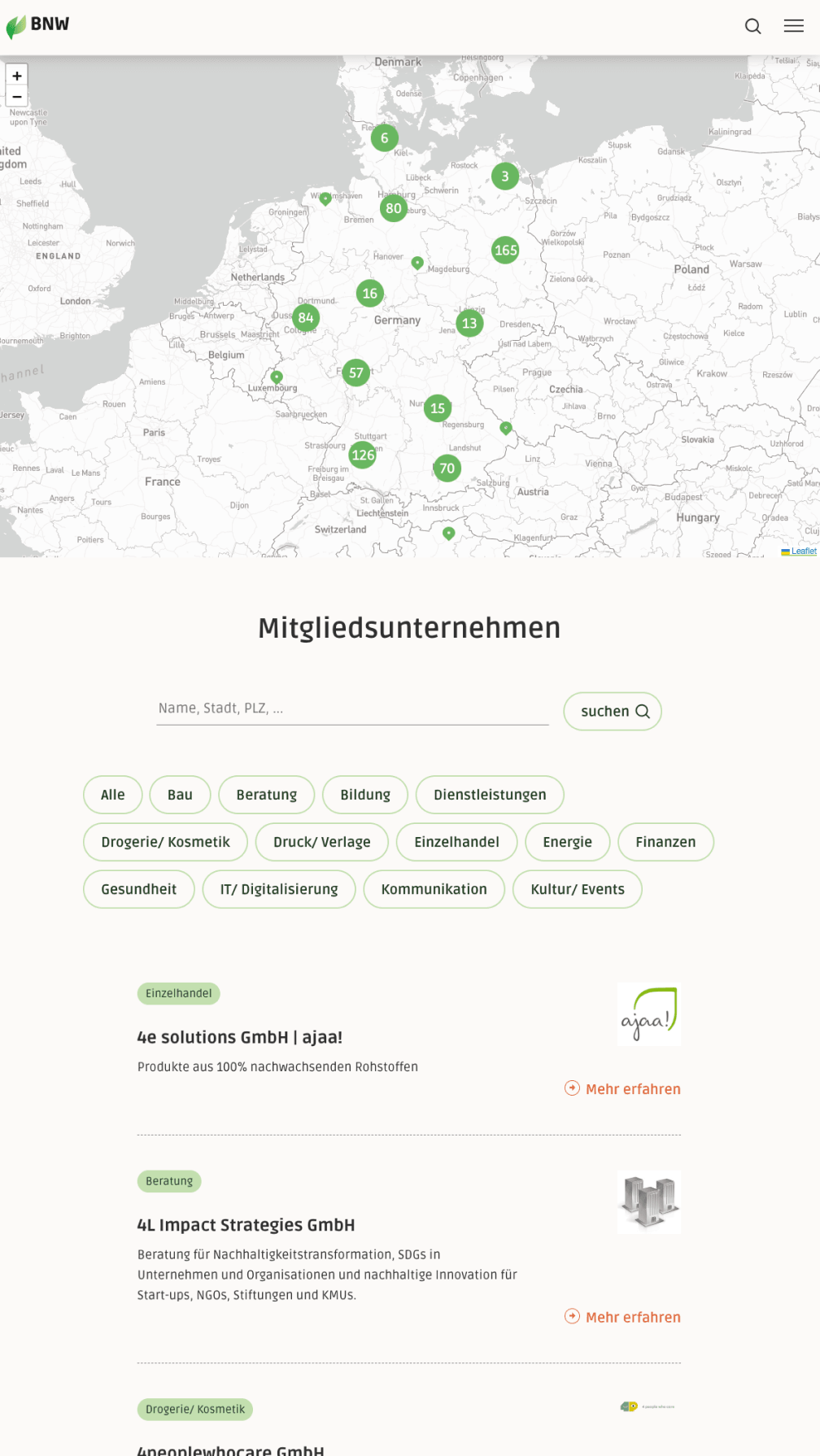 Screenshot der Website des Bundesverbands Nachhaltige Wirtschaft e.V. (BNW): Oben das Logo mit grünem Blatt und der Schrift "BNW". Eine interaktive Karte zeigt die Verteilung der Mitgliedsunternehmen in Deutschland mit grünen Markern und Zahlen. Darunter eine Suchfunktion und Kategorien zur Filterung der Unternehmen wie "Bau", "Beratung", "Energie" und "IT/Digitalisierung". Darunter werden die Mitgliedsunternehmen aufgeführt.