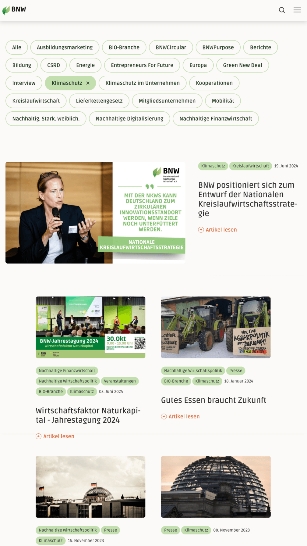 Screenshot der Website des Bundesverbands Nachhaltige Wirtschaft e.V. (BNW): Oben das Logo mit grünem Blatt und der Schrift "BNW". Eine Liste von Themen-Tags wie "BIO-Branche", "Klimaschutz", "Kreislaufwirtschaft" und "Nachhaltige Digitalisierung" hilft bei der Navigation. Artikelvorschau zu aktuellen Themen. Jede Vorschau enthält ein Bild, eine kurze Beschreibung und eine Schaltfläche "Artikel lesen" für weitere Informationen.