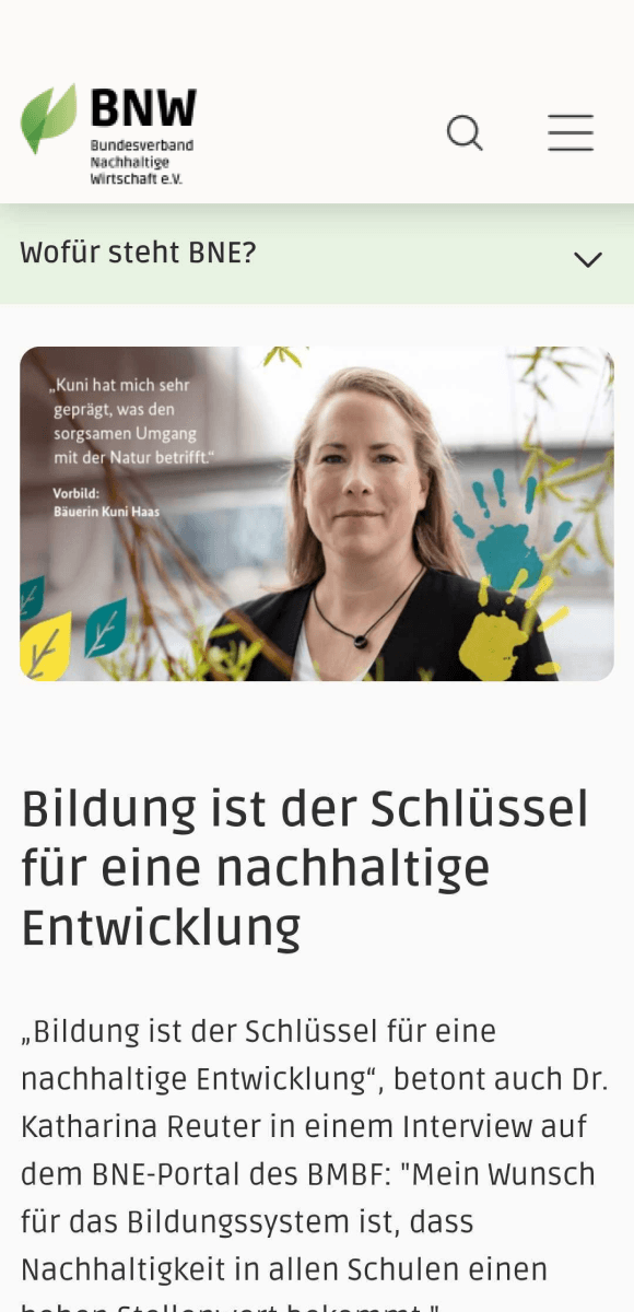 Screenshot der Website des Bundesverbands Nachhaltige Wirtschaft e.V. (BNW): Oben das Logo mit grünem Blatt und der Schrift "BNW". Der Abschnitt "Wofür steht BNE?" erklärt die Bedeutung von Bildung für nachhaltige Entwicklung. Ein Bild zeigt Dr. Katharina Reuter, die über den sorgsamen Umgang mit der Natur spricht. Der Artikel betont: "Bildung ist der Schlüssel für eine nachhaltige Entwicklung." Zitat von Dr. Reuter und Fokus auf Nachhaltigkeit im Bildungssystem.