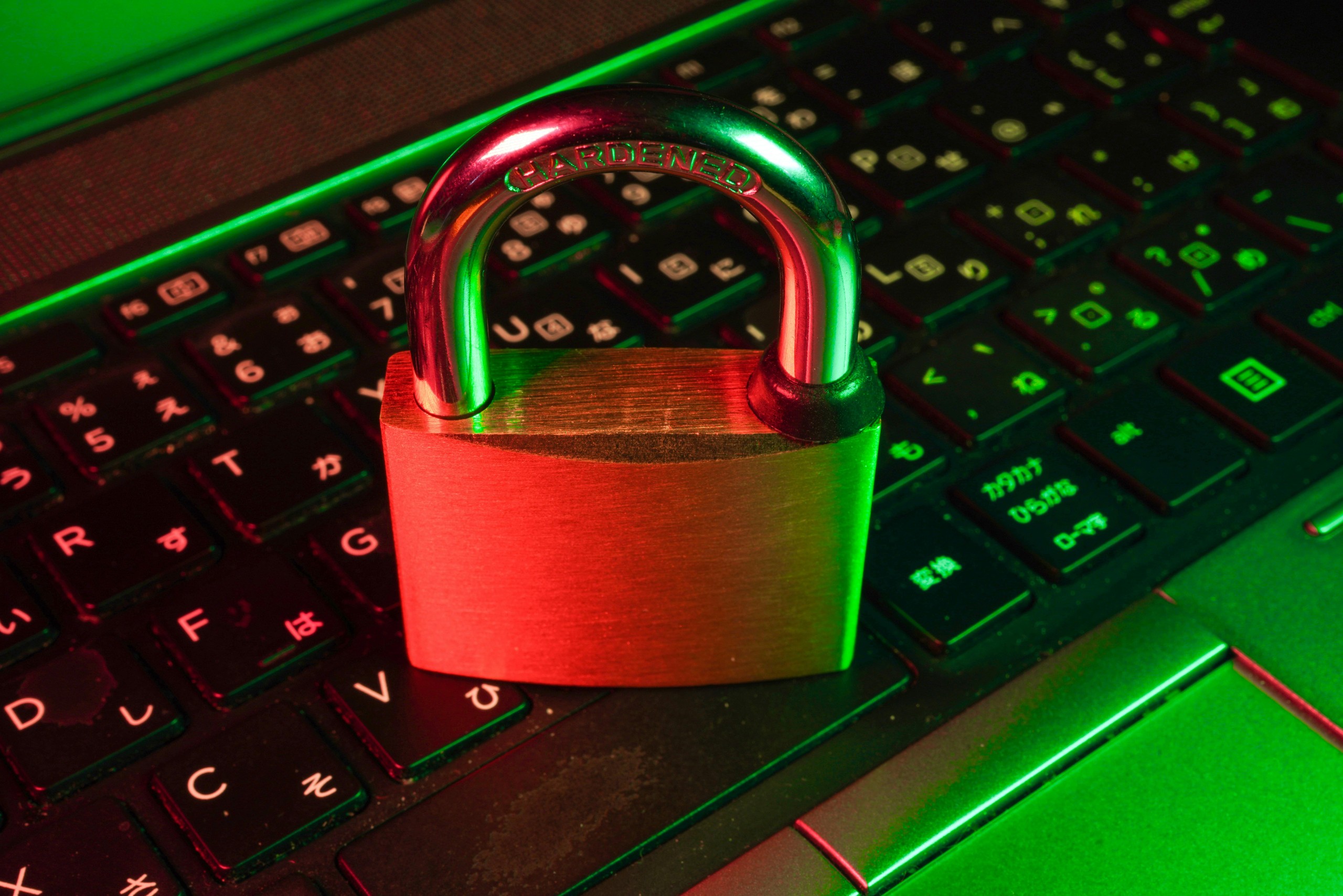 Vorhängeschloss auf Laptop-Tastatur – Symbol für Cyber-Sicherheit und Datenschutz