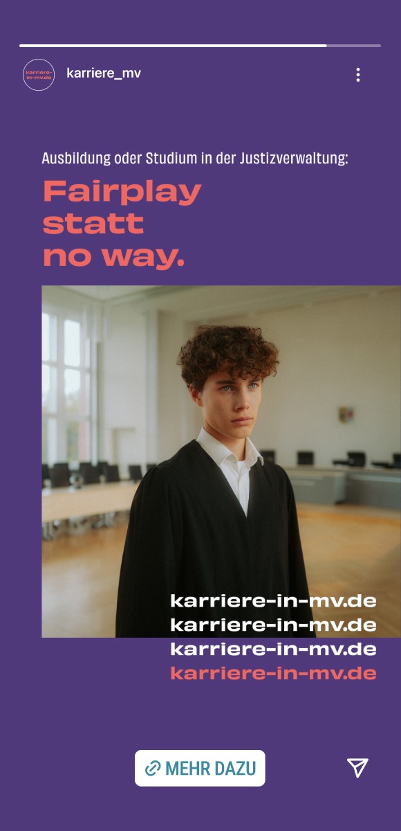 Instagram Story mit dem Slogan „Fairplay statt no way“ in orangefarbener Schrift auf violettem Hintergrund. Darunter ein junger Mann in Richterrobe, der ernst in die Kamera blickt, in einem hellen Gerichtssaal. Mehrfacher Hinweis auf die Website „karriere-in-mv.de“ und ein Button „Mehr dazu“. Thema: Ausbildung oder Studium in der Justizverwaltung.
