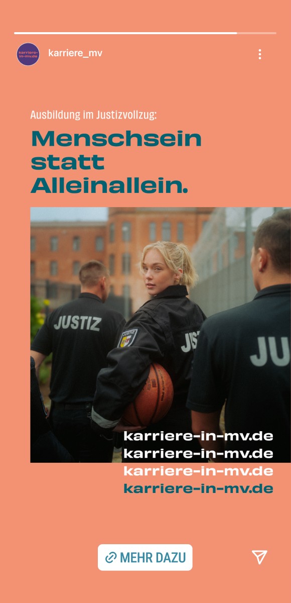 Instagram Story mit dem Slogan „Menschsein statt Alleinallein“ in dunkelgrüner Schrift auf orangefarbenem Hintergrund. Darunter eine junge Frau in Justiz-Uniform, die einen Basketball hält, umgeben von Kollegen in einem Gefängnishof. Mehrfacher Verweis auf die Website „karriere-in-mv.de“ und ein „Mehr dazu“-Button. Thema: Ausbildung im Justizvollzug.