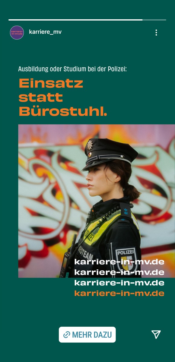 Instagram Story mit dem Slogan „Einsatz statt Bürostuhl“ in orangefarbener Schrift auf dunkelgrünem Hintergrund. Darunter eine Polizistin in Uniform vor einer bunten Graffiti-Wand, die konzentriert zur Seite blickt. Mehrfacher Verweis auf die Website „karriere-in-mv.de“ und ein „Mehr dazu“-Button. Thema: Ausbildung oder Studium bei der Polizei.