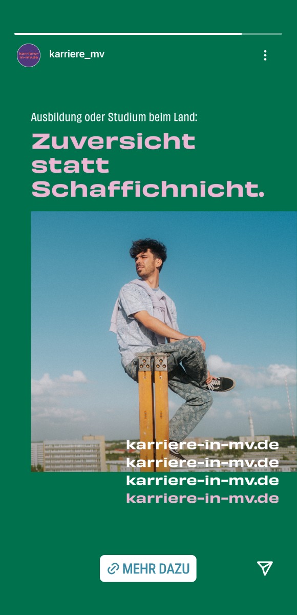 Instagram Story mit dem Slogan „Zuversicht statt Schaffichnicht“ in rosa Schrift auf dunkelgrünem Hintergrund. Darunter ein junger Mann, der entspannt auf einer hohen Plattform sitzt, mit blauem Himmel im Hintergrund. Mehrfacher Verweis auf die Website „karriere-in-mv.de“ und ein „Mehr dazu“-Button. Thema: Ausbildung oder Studium beim Land.