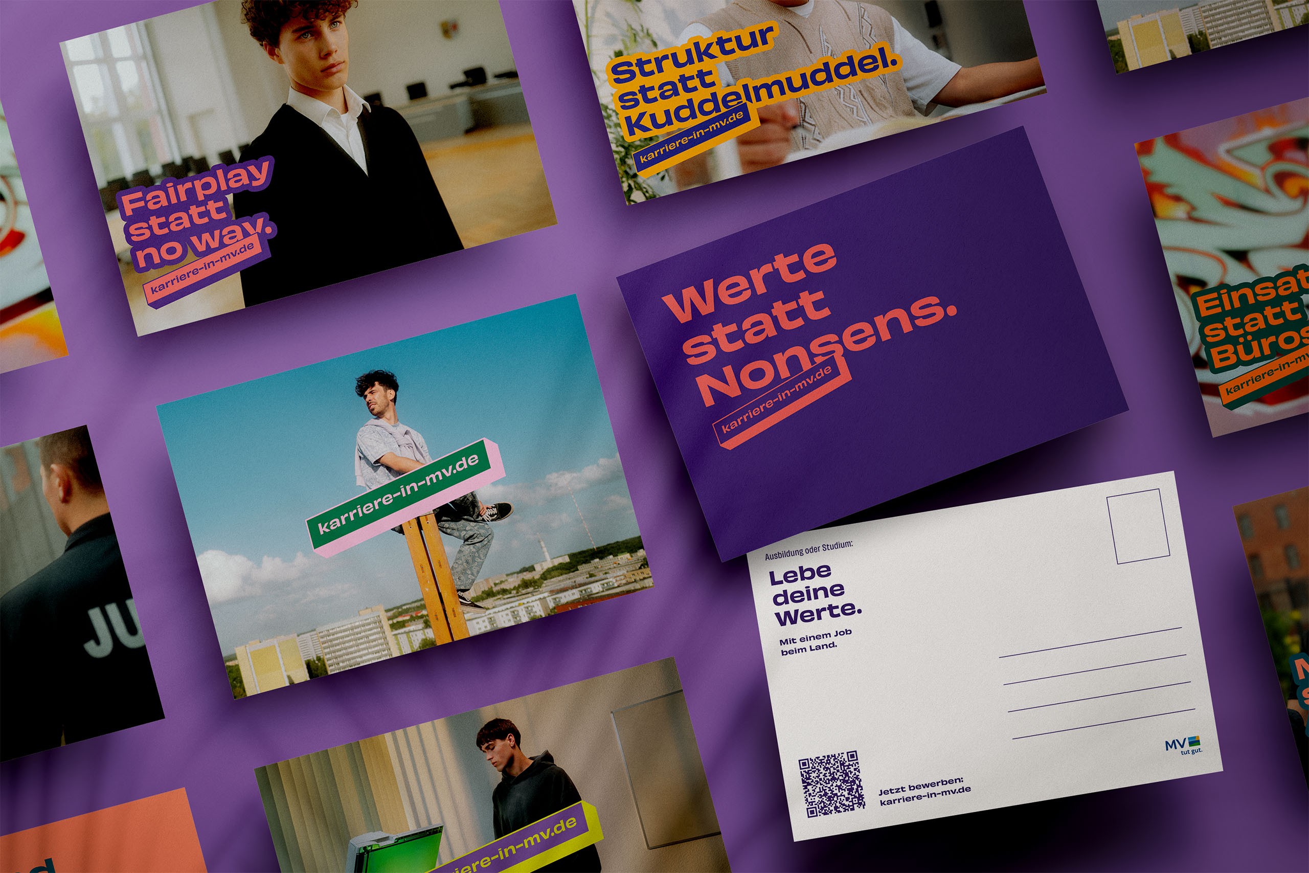 Mehrere City Cards (Postkarten) mit Slogans wie „Werte statt Nonsens“, „Fairplay statt no way“ und „Struktur statt Kuddelmuddel“ auf einem violetten Hintergrund. Die Karten werben für Karrieren in Mecklenburg-Vorpommern mit modernen Designs und Bildern junger Menschen in verschiedenen Szenarien, darunter ein Mann auf einer Plattform und eine Person im Büro. QR-Code und Webadresse „karriere-in-mv.de“ für weitere Informationen.