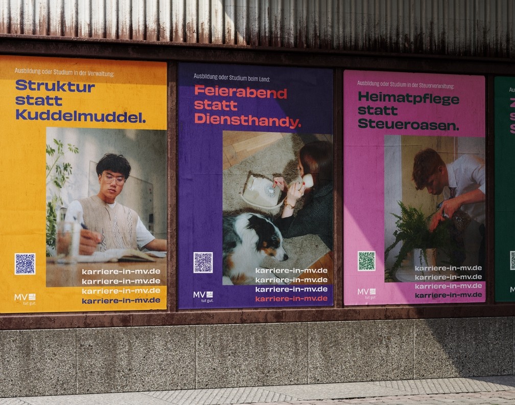 Drei Werbeplakate nebeneinander für Karrieren in der Verwaltung und beim Land. Von links nach rechts stehen die Slogans „Struktur statt Kuddelmuddel“ mit einem jungen Mann am Schreibtisch, „Feierabend statt Diensthandy“ mit einer Frau, die mit einem Hund spielt, und „Heimatpflege statt Steueroasen“ mit einem Mann, der eine Pflanze gießt. Jedes Plakat enthält einen QR-Code und die Webadresse „karriere-in-mv.de“. Die Plakate haben farbenfrohe Hintergründe in Gelb, Lila und Pink.
