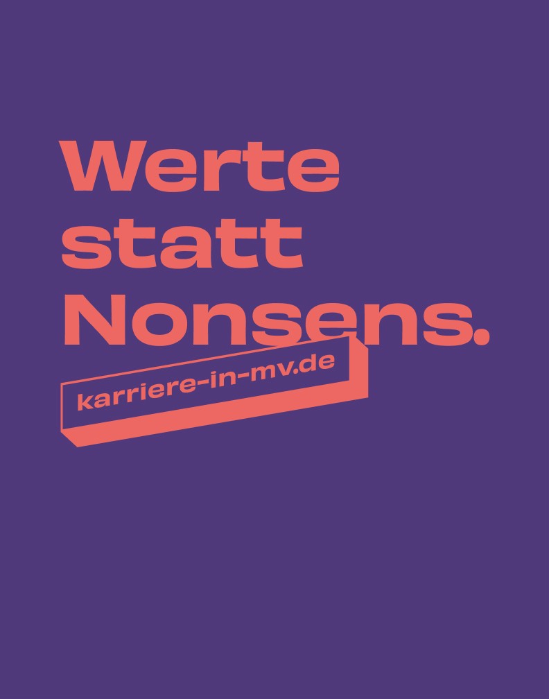 Plakat mit dem Slogan „Werte statt Nonsens“ in kräftiger, orangefarbener Schrift auf violettem Hintergrund. Darunter befindet sich der Link „karriere-in-mv.de“ in einer hervorgehobenen Box.