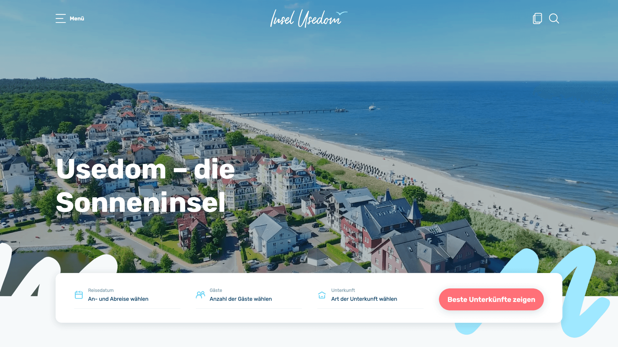 Luftaufnahme der Ostseeküste von Usedom mit der Überschrift 'Usedom – die Sonneninsel'. Zu sehen sind historische Villen, ein langer Sandstrand, eine Seebrücke und das weite blaue Meer. Im unteren Bereich befindet sich ein Buchungstool mit Optionen für Reisedatum, Gästeanzahl und Unterkunft sowie einem prominenten Button 'Beste Unterkünfte zeigen'. Ansprechendes Design für die Reiseplanung zur Sonneninsel.