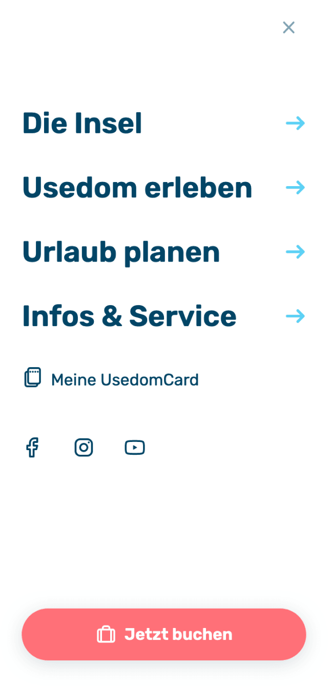 Minimalistisches Menü-Design einer Usedom-Website mit klaren Navigationspunkten: 'Die Insel', 'Usedom erleben', 'Urlaub planen' und 'Infos & Service', jeweils mit einem blauen Pfeil. Am unteren Rand ein rosa Button 'Jetzt buchen' sowie Social-Media-Icons für Facebook, Instagram und YouTube. Benutzerfreundliches Interface zur Planung und Inspiration für einen Urlaub auf Usedom.