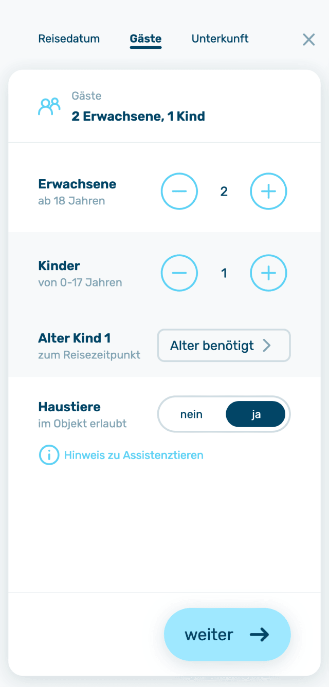 Benutzeroberfläche zur Gästeauswahl auf der Usedom-Website. Optionen für die Anzahl von Erwachsenen und Kindern mit '+' und '-' Buttons sowie Eingabe des Alters eines Kindes. Einstellung für Haustiere mit Auswahl 'ja' oder 'nein'. Am unteren Rand ein blauer 'Weiter'-Button für die nächste Buchungsstufe. Klare und intuitive Gestaltung für eine flexible Reiseplanung.