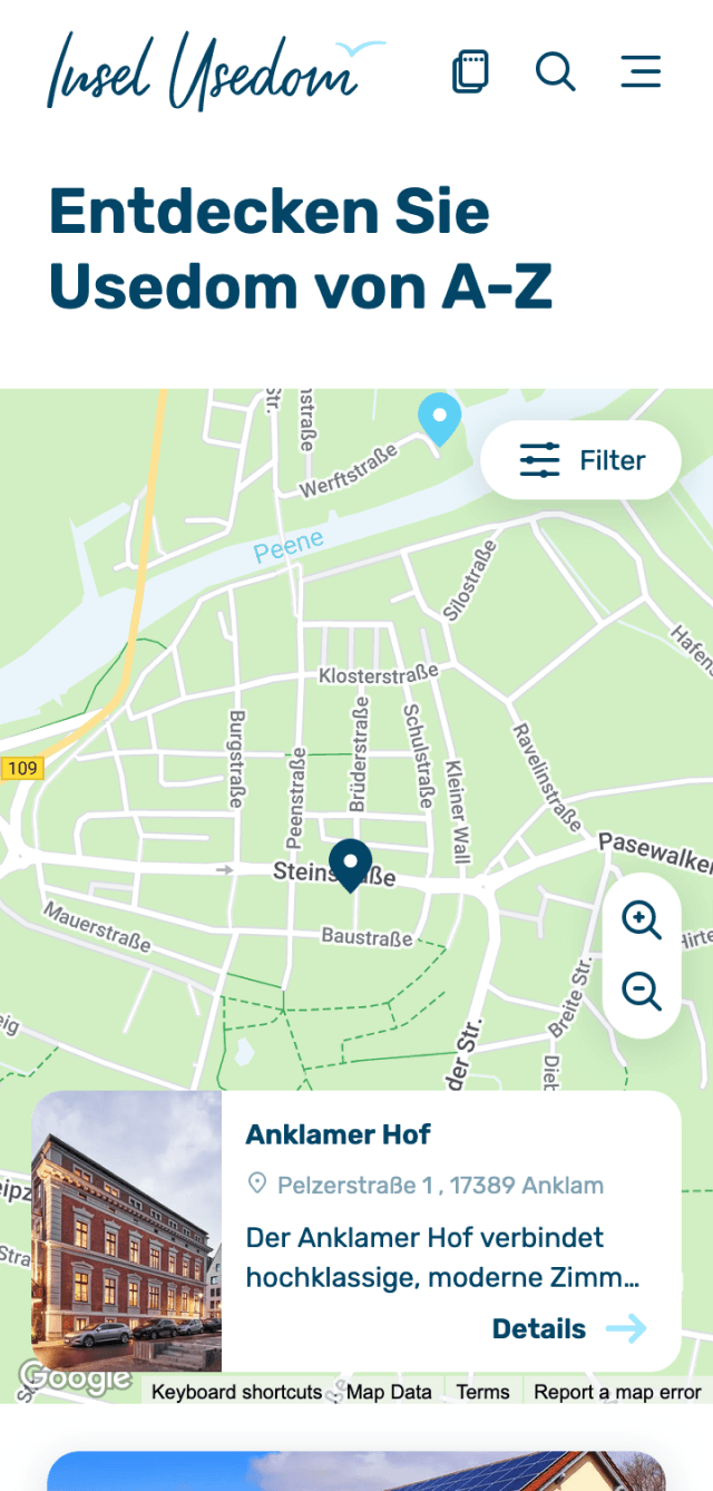 Interaktive Karte mit dem Titel 'Entdecken Sie Usedom von A-Z'. Ein markierter Standort zeigt den 'Anklamer Hof', begleitet von einer Kurzbeschreibung: 'Der Anklamer Hof verbindet hochklassige, moderne Zimmer...'. Ein 'Details'-Button ermöglicht weitere Informationen. Die Karte bietet Navigations- und Filteroptionen, um Usedom bequem zu erkunden.