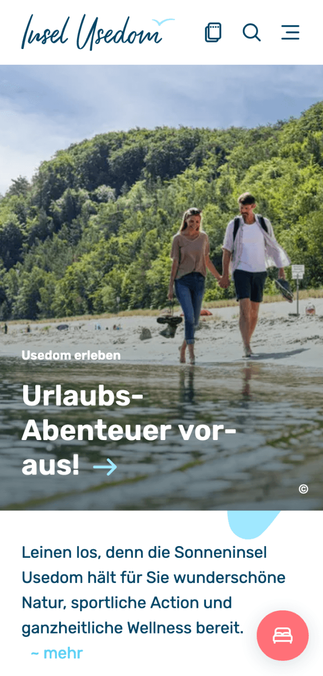 Einladende Urlaubsszene auf der Insel Usedom: Ein Paar spaziert barfuß am Ufer entlang, umgeben von grüner Natur und ruhigem Wasser. Die Überschrift 'Urlaubs-Abenteuer voraus!' leitet zu weiteren Informationen, begleitet von einem Text, der die Vielfalt der Sonneninsel betont – von Naturerlebnissen über sportliche Aktivitäten bis hin zu Wellness. Ein moderner und ansprechender Einstieg in die Urlaubsgestaltung.