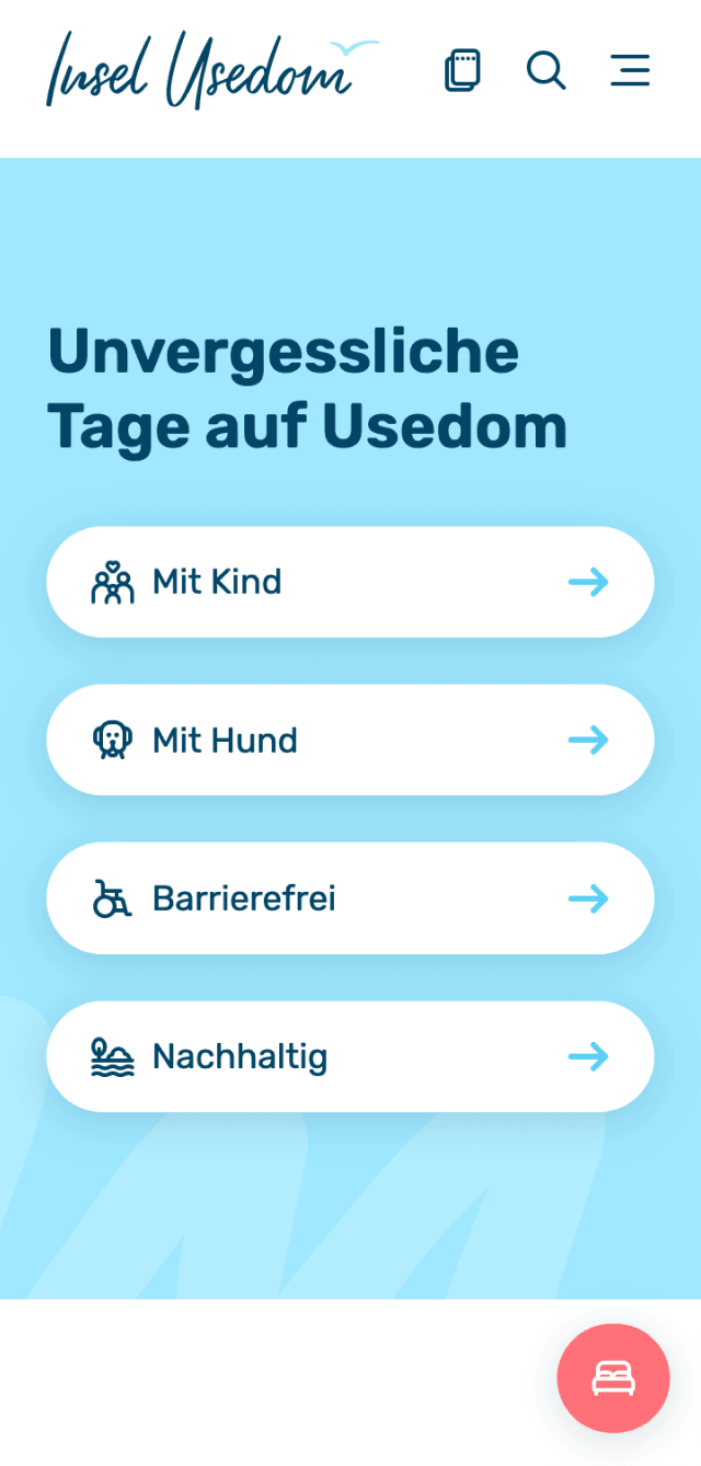 Startseite mit dem Titel 'Unvergessliche Tage auf Usedom', die verschiedene Urlaubsthemen präsentiert: 'Mit Kind', 'Mit Hund', 'Barrierefrei' und 'Nachhaltig'. Jedes Thema ist in einem separaten Button dargestellt, der zu weiterführenden Informationen führt. Der blaue Hintergrund und das klare Design sorgen für eine einfache Navigation und Benutzerfreundlichkeit.
