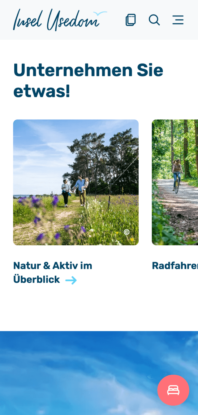 Bild zeigt eine Familie, die durch eine blühende Naturwiese auf Usedom spaziert, mit der Überschrift 'Natur & Aktiv im Überblick'. Daneben ein weiteres Bild eines Radfahrers auf einem Waldweg. Ideal für Outdoor- und Aktivitätsliebhaber, die Usedom erkunden möchten.
