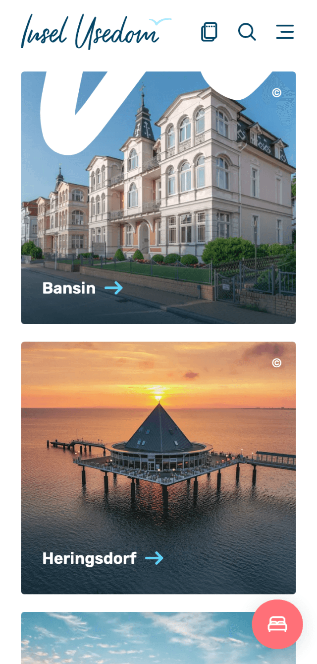 Darstellung der beliebtesten Orte auf der Insel Usedom: Bansin mit eleganter Bäderarchitektur und Heringsdorf mit der berühmten Seebrücke bei Sonnenuntergang, ideal für Reisende auf der Suche nach Erholung und maritimem Flair.