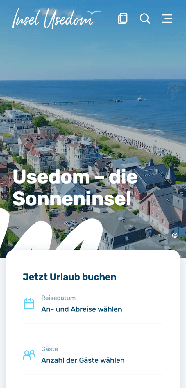 Luftaufnahme der Insel Usedom mit Blick auf Strand, Meer und Küstenarchitektur, unter dem Slogan 'Usedom – die Sonneninsel'. Im Vordergrund Buchungsoptionen für Reisedatum und Gästeanzahl, ideal für Urlauber.