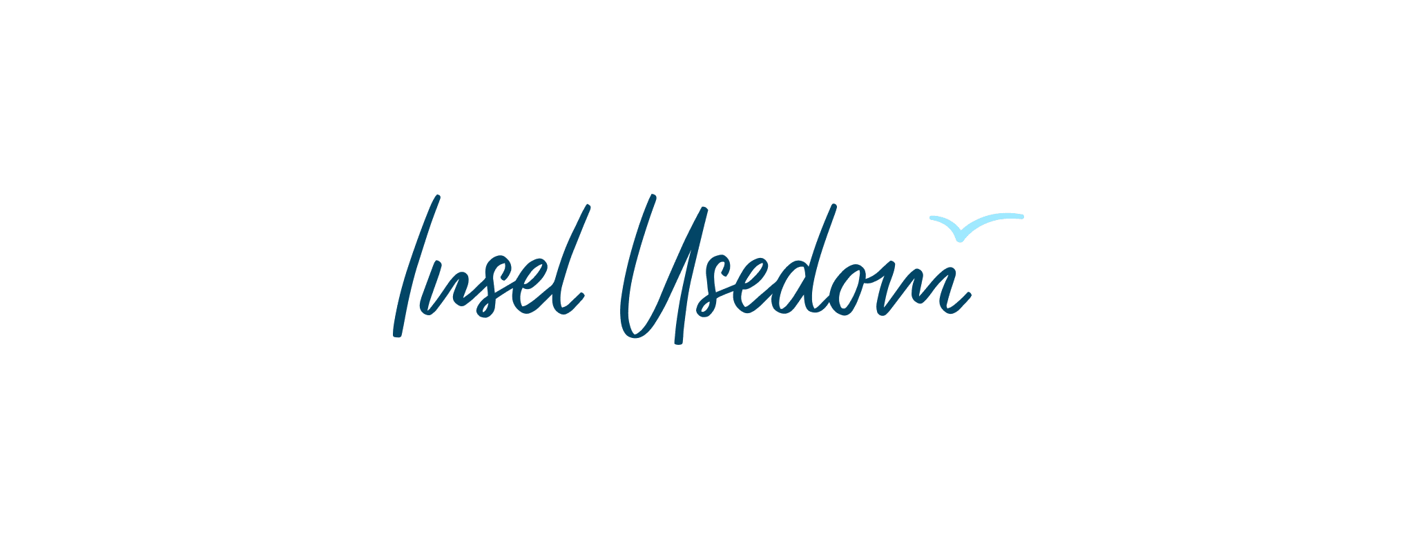 Logo der Insel Usedom mit geschwungener Schrift in Blau und einem stilisierten Möwen-Symbol in Hellblau. Minimalistisches Design auf weißem Hintergrund, das die maritime Atmosphäre und den Urlaub auf der Ostseeinsel symbolisiert.
