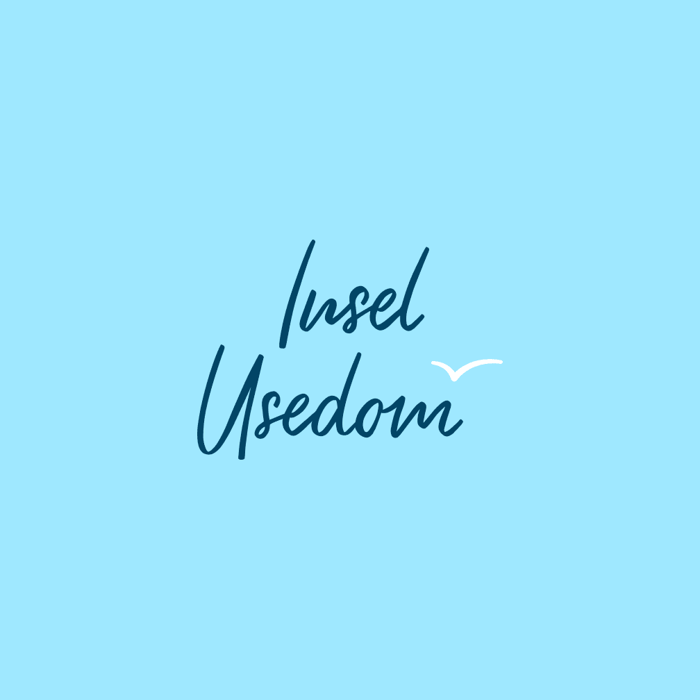 Logo der Insel Usedom auf einem hellblauen Hintergrund, mit geschwungener dunkelblauer Schrift und einem stilisierten weißen Möwen-Symbol. Das Design vermittelt eine frische, maritime Atmosphäre und symbolisiert die Ostseeinsel als ideales Urlaubsziel