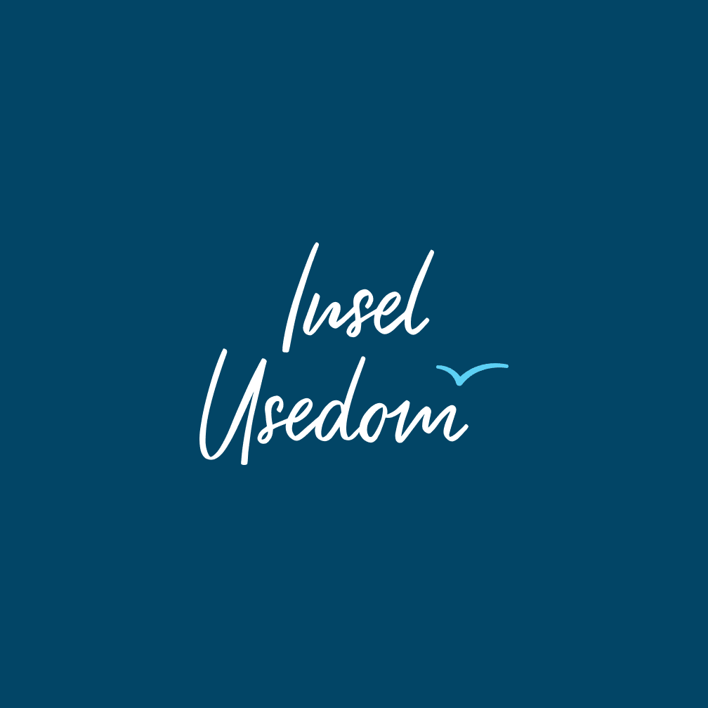 Logo der Insel Usedom auf einem dunkelblauen Hintergrund, mit weißer geschwungener Schrift und einem hellblauen stilisierten Möwen-Symbol. Das elegante Design vermittelt die maritime Atmosphäre und repräsentiert die Ostseeinsel als exklusive Urlaubsdestination.