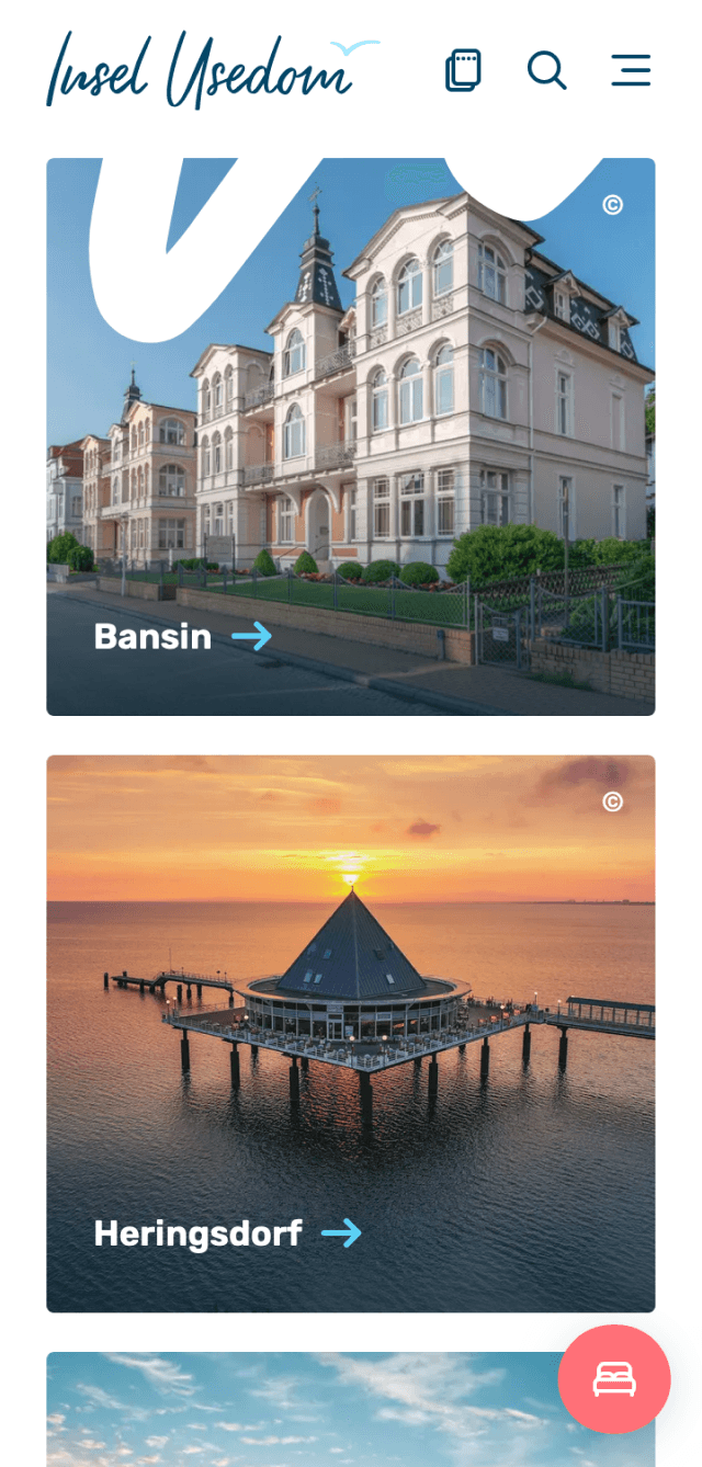 Screenshot einer Informationsseite über beliebte Orte auf der Insel Usedom. Oben elegante Villen im Seebad Bansin mit einem Hinweis zur weiteren Erkundung ('Bansin'). Darunter die Seebrücke von Heringsdorf bei Sonnenuntergang, die ins Meer ragt, ebenfalls mit einem Verweis ('Heringsdorf'). Einladendes Design zur Entdeckung der Highlights der Ostseeinsel.