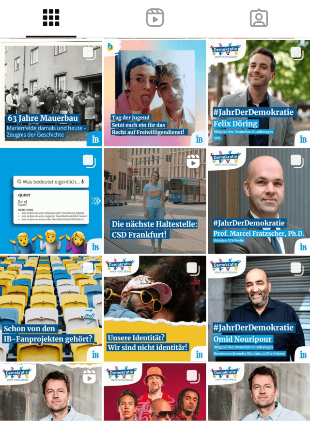 Übersicht eines Instagram-Feeds des Internationalen Bunds (IB). Zu sehen sind verschiedene Beiträge, darunter Themen wie Demokratie, Jugendförderung, CSD Frankfurt und Identität. Prominente Gesichter und inspirierende Botschaften stehen im Fokus.