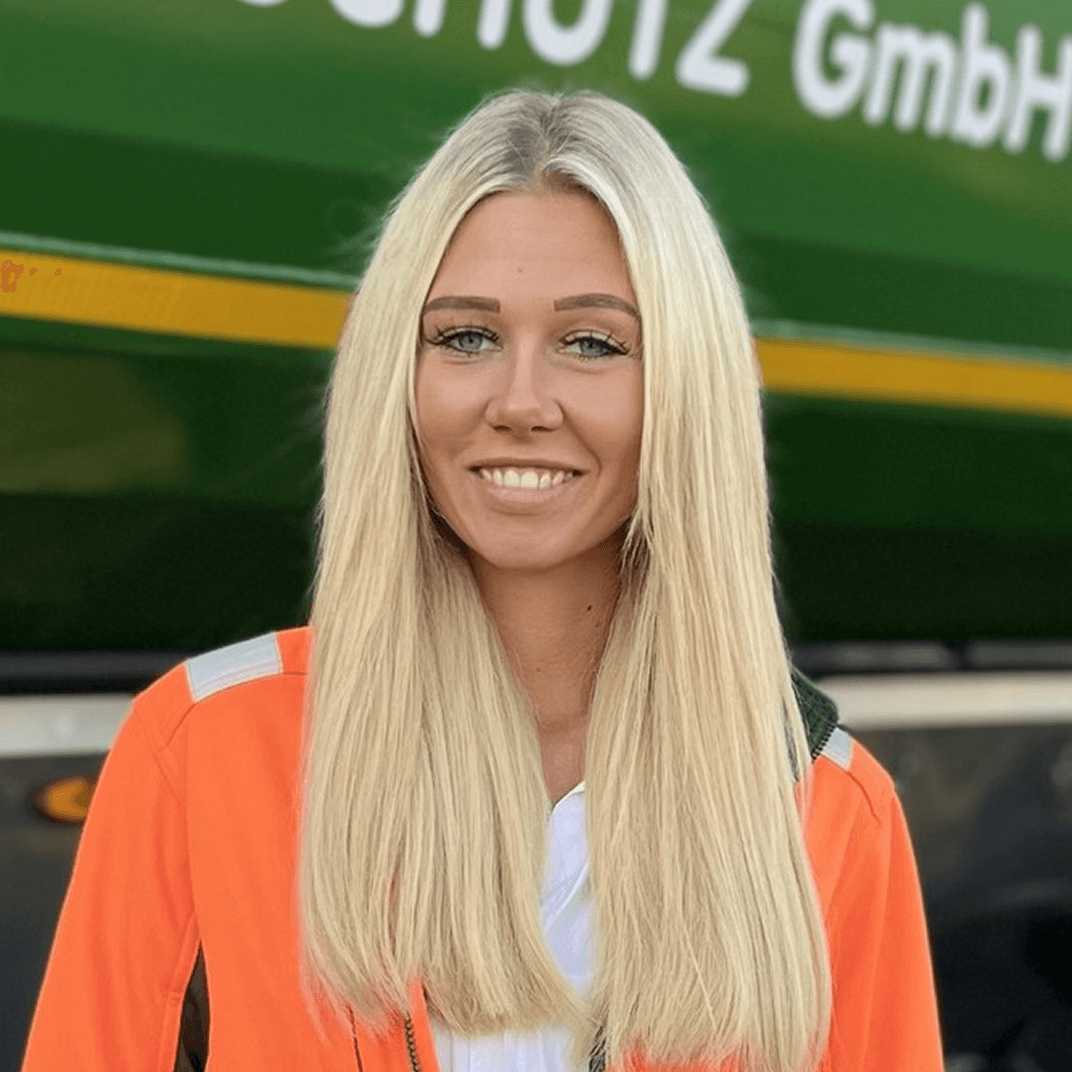Portrait von Lea Schmölcke-Eren, Projektmitarbeiterin im Qualitätsmanagement bei GER Umweltschutz, vor einem Firmenfahrzeug im Unternehmensdesign.