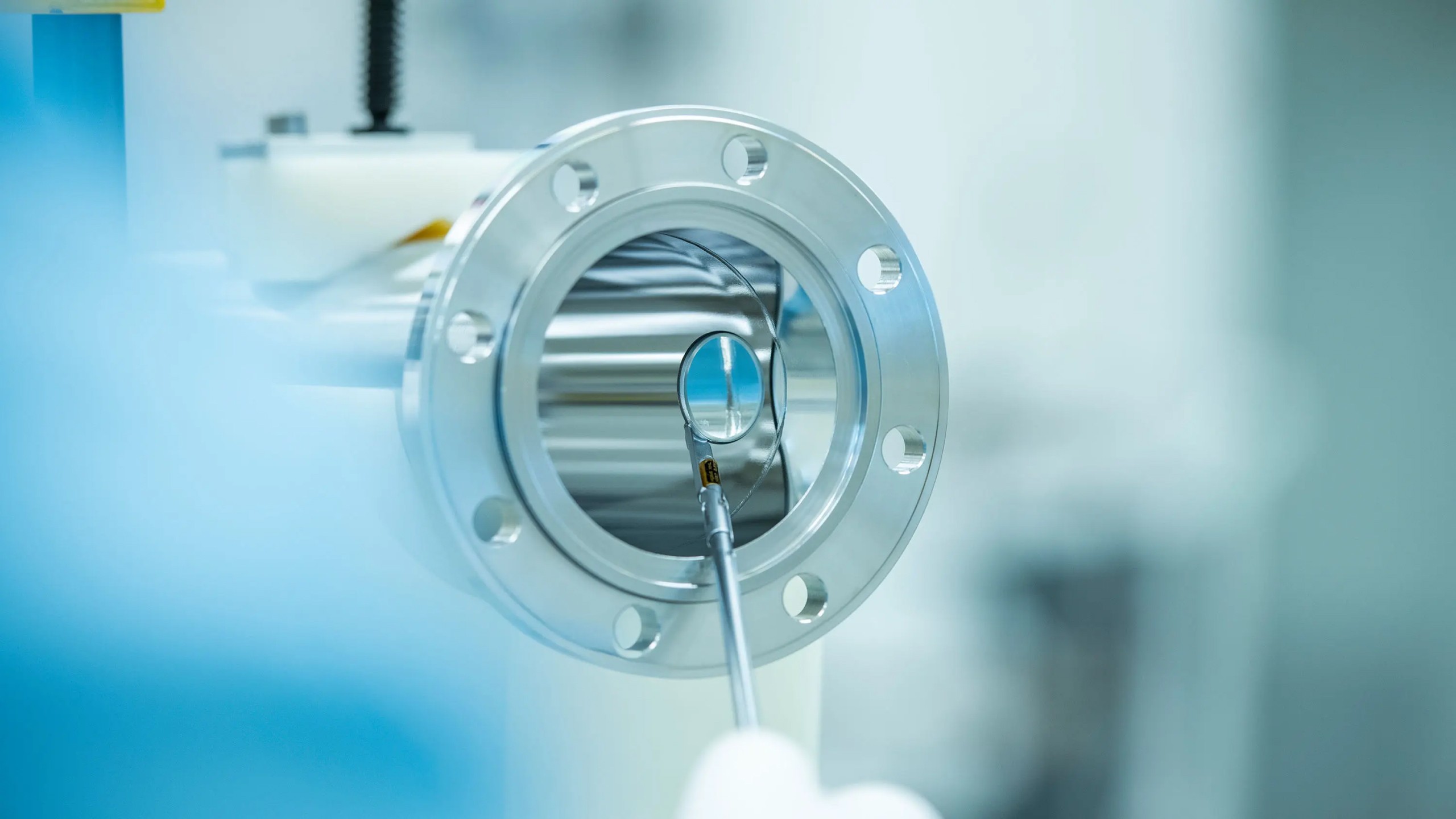 Hochreine Edelstahl-Komponente im Reinraum: Präzisionsinspektion eines pharmazeutischen Rohrsystems von Dockweiler AG