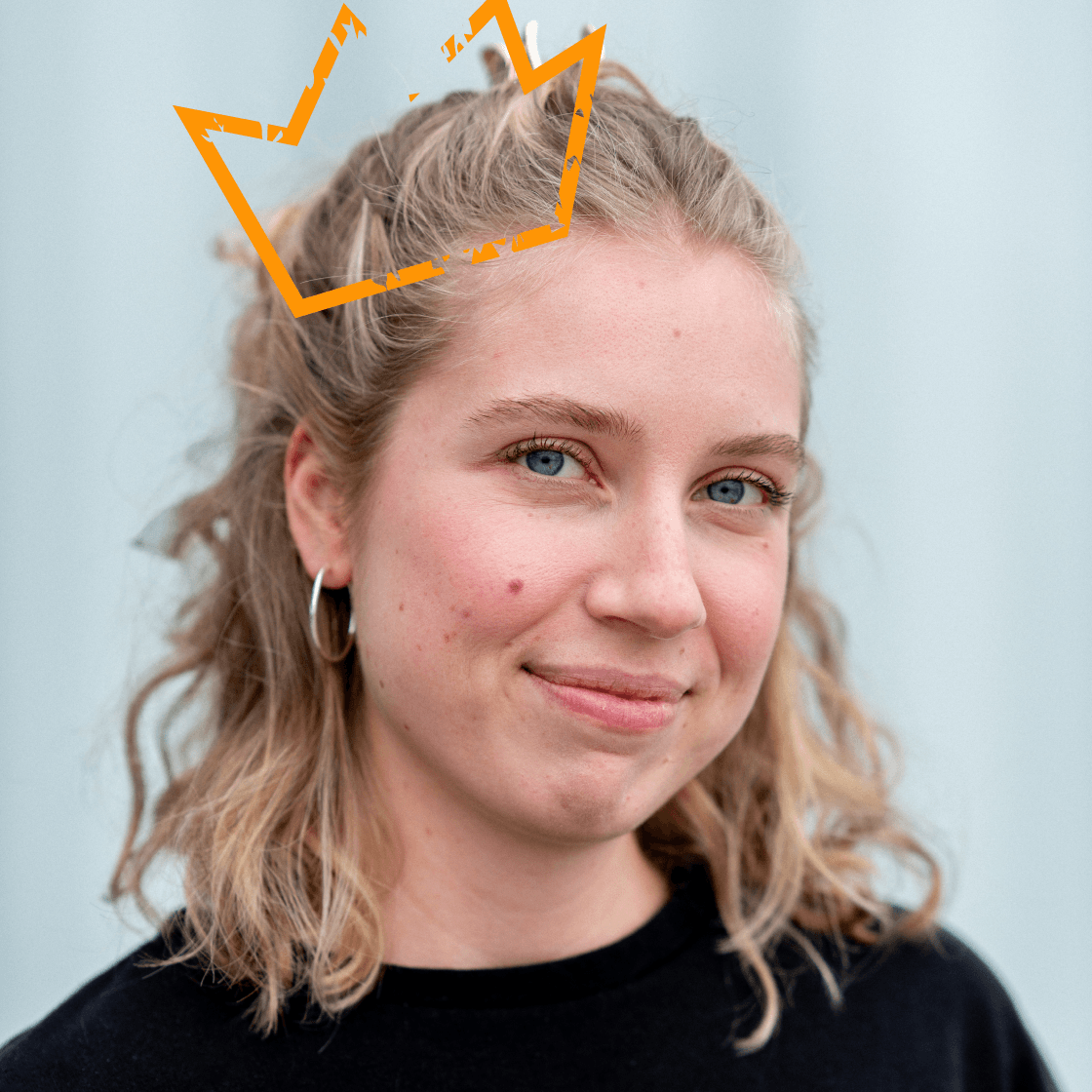 Portrait von Celina, Designerin bei MANDARIN, lächelnd vor hellem Hintergrund mit einer Illustration einer orangefarbenen stilisierter Krone über dem Kopf