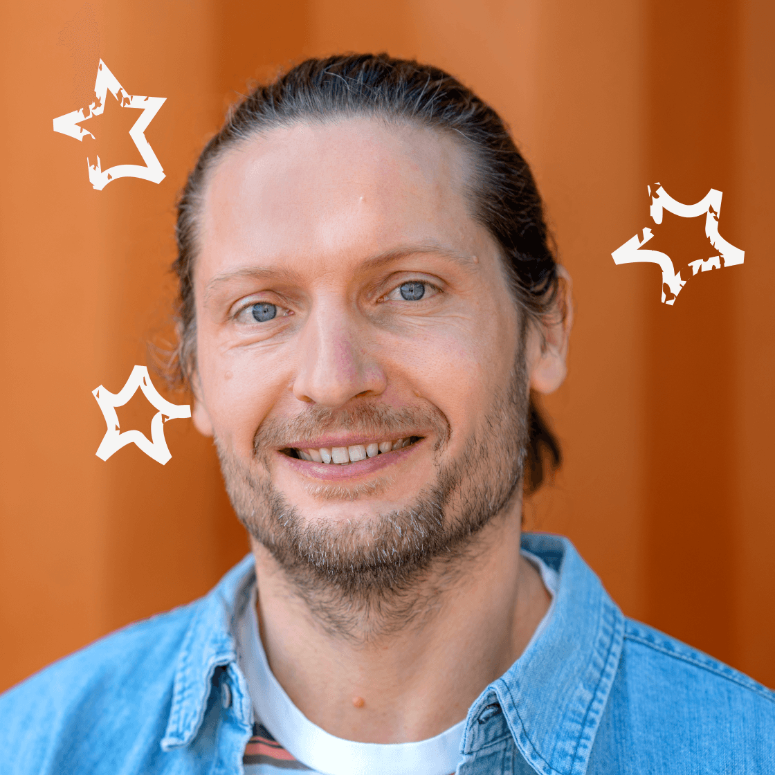 Portrait von Karsten, Accountmanager bei MANDARIN, lächelnd vor orangefarbenem Hintergrund mit illustrierten stilisierten Sternen über dem Kopf