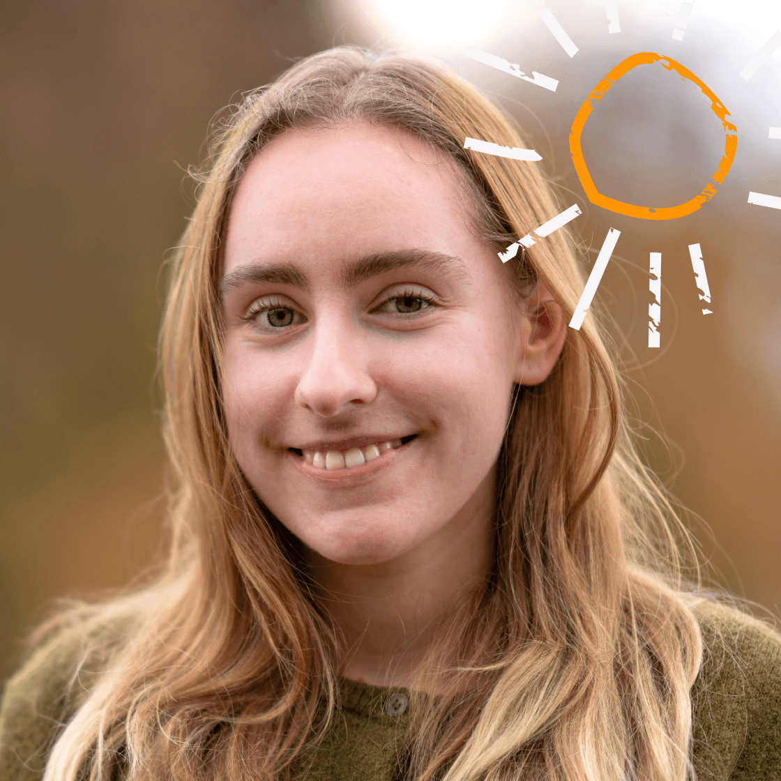 Portrait von Lara, Praktikantin im Crew Support bei MANDARIN, lächelnd vor natürlichem Hintergrund mit illustrierter stilisierter Sonne über dem Kopf