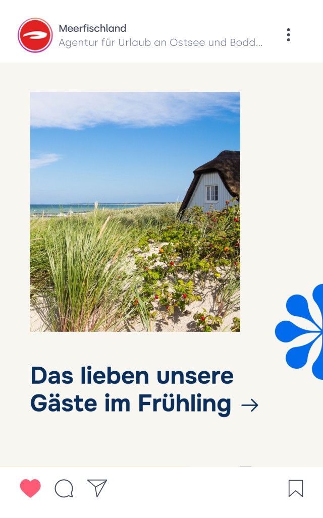 Strandhaus hinter Dünen am Ostseestrand bei sonnigem Frühlingswetter.