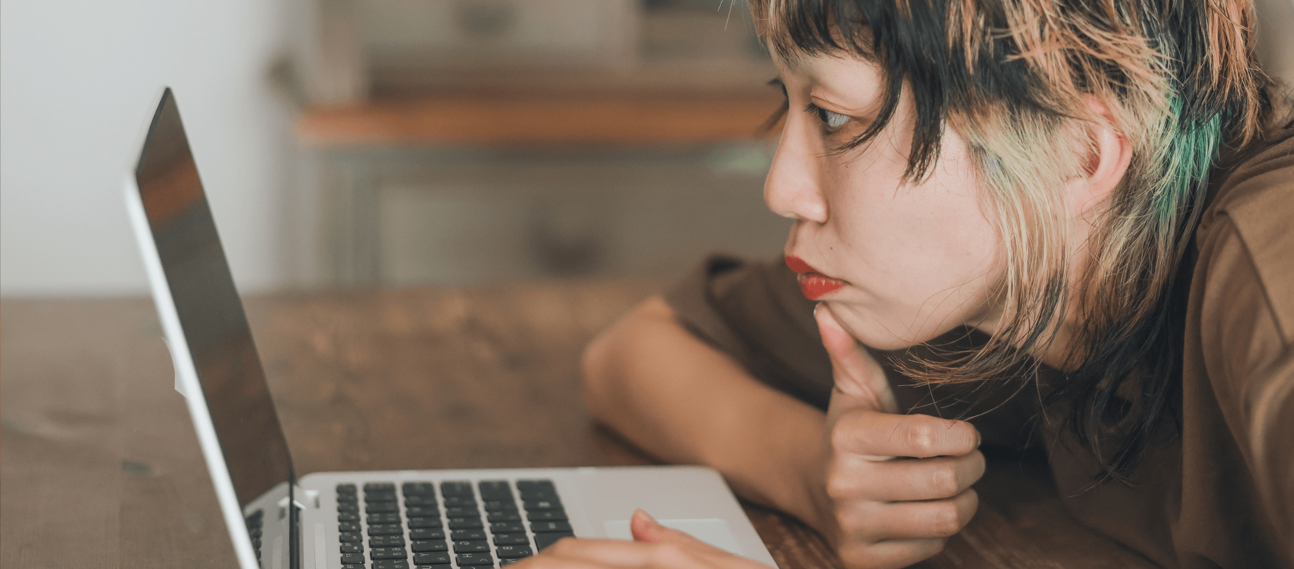 Frau schaut auf Computer